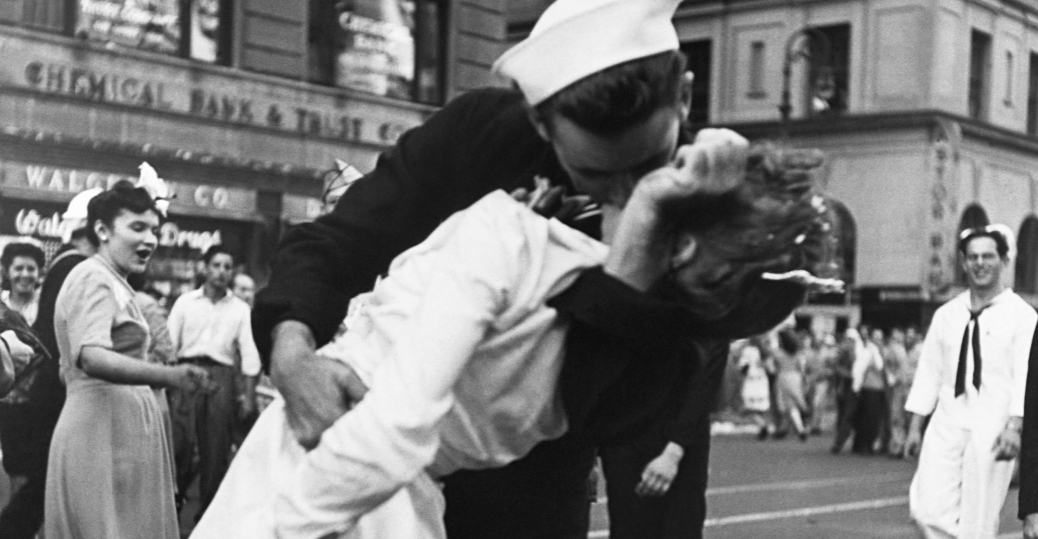 ww2 victory kiss